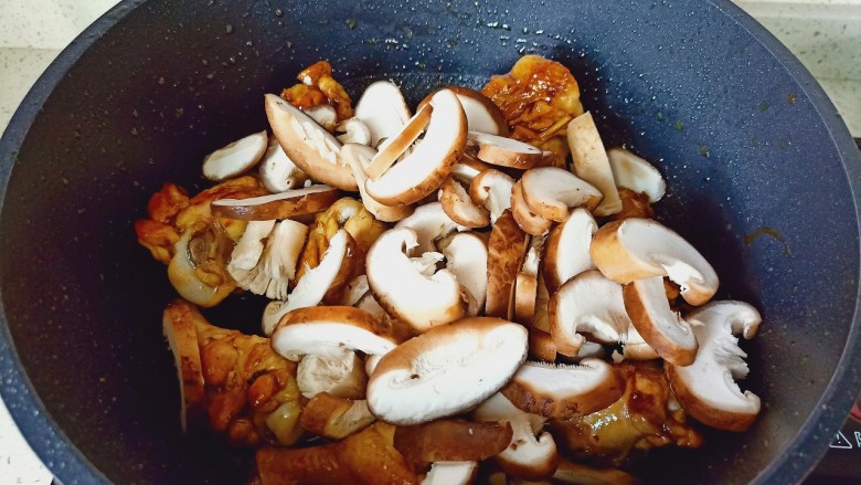 蒜香鸡腿,加入切好的香菇片翻炒几下。