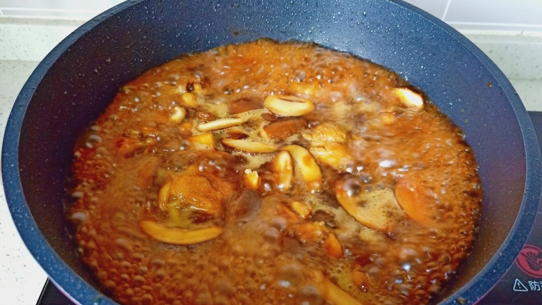 蒜香鸡腿,开大火炖煮10-15分钟左右。