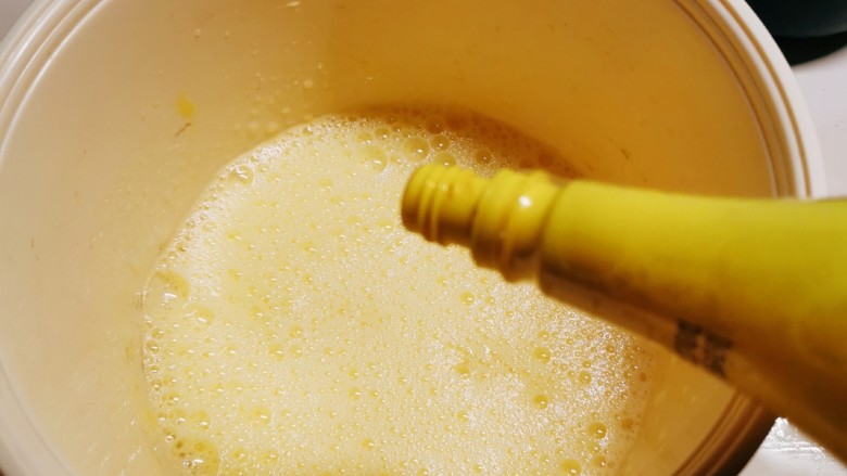 绵软细腻的酸奶蛋糕,滴入柠檬汁。