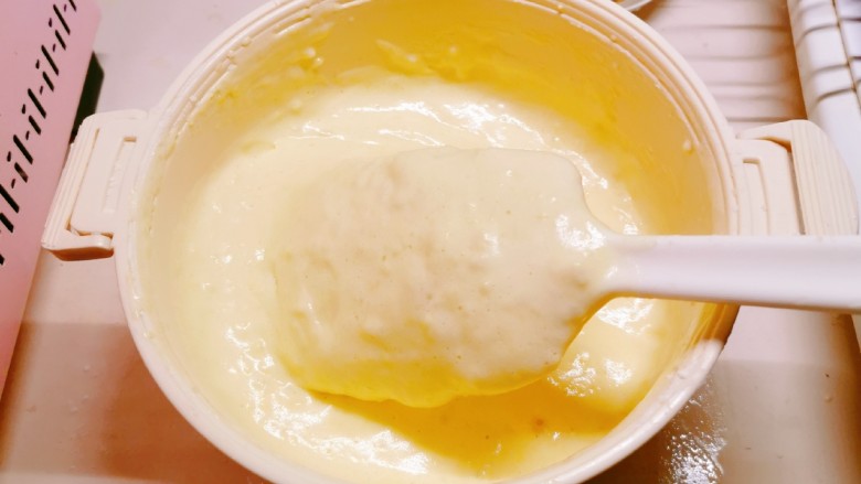 绵软细腻的酸奶蛋糕,用翻拌的方法拌匀，直至无干粉。 