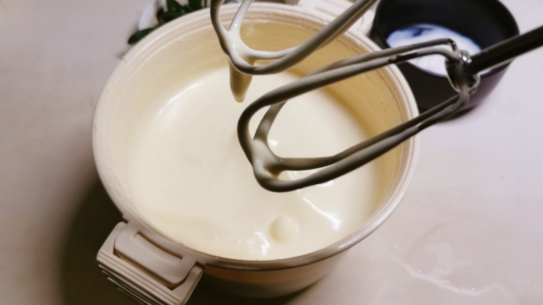绵软细腻的酸奶蛋糕,提起打蛋器有小弯勾，且纹路不易消失，表明鸡蛋已打发好了。