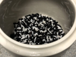 红枣黑米粥,淘洗干净后沥干水分，放入炖锅。