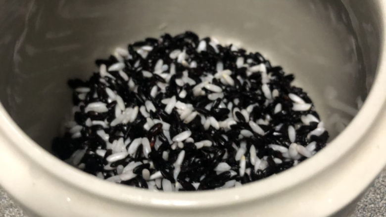 红枣黑米粥,淘洗干净后沥干水分，放入炖锅。