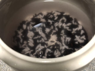 红枣黑米粥,加入多一些的水。