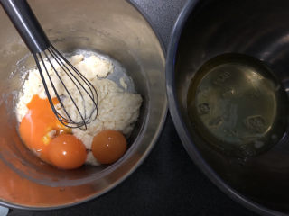 香草炼乳戚风,分离蛋黄蛋清，蛋黄加入面糊中。