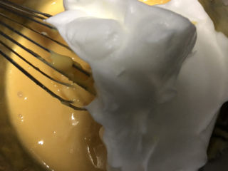香草炼乳戚风,取一部分蛋白加入蛋黄糊中。