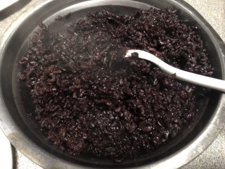 紫米饭团,出锅后翻拌一下，散散热气。