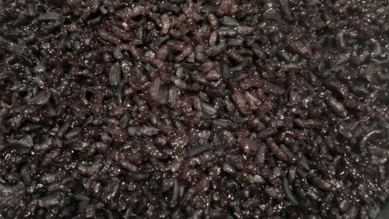 紫米饭团,浸泡后的紫米可以少放些水蒸，不要蒸太烂。