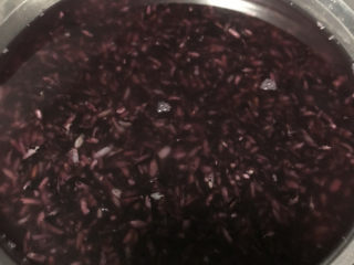 紫米饭团,紫米浸泡一晚。