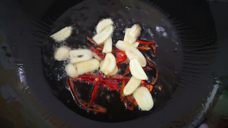 清炒莴笋叶,热锅里放油，放入蒜片和干辣椒丝炒出香味