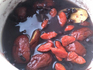 红枣黑米粥,撒入枸杞再煮一会儿。
