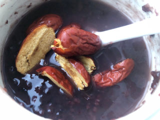 红枣黑米粥,加入红枣再炖半小时。