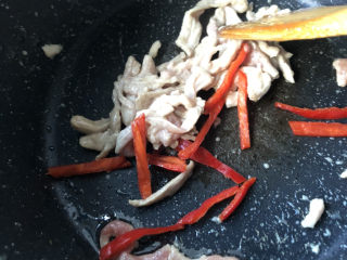 儿菜炒肉片,变色后放入尖椒炒香。