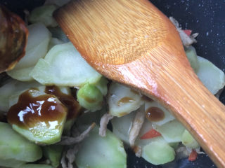 儿菜炒肉片,出锅前几分钟加入蚝油调味。