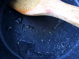 儿菜炒肉片,锅里倒入油。