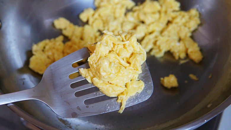 尖椒炒鸡蛋,只要蛋液凝固，即可出锅备用