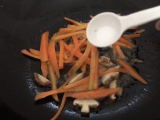 紫米饭团,下盐、生抽翻炒一下（因为其它都没放调味，这个可以比平常适当多放点）