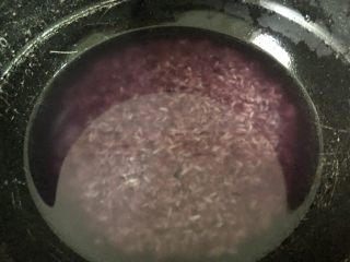 紫米饭团,加入适量的水盖上盖开始煮饭，（去准备其它材料）