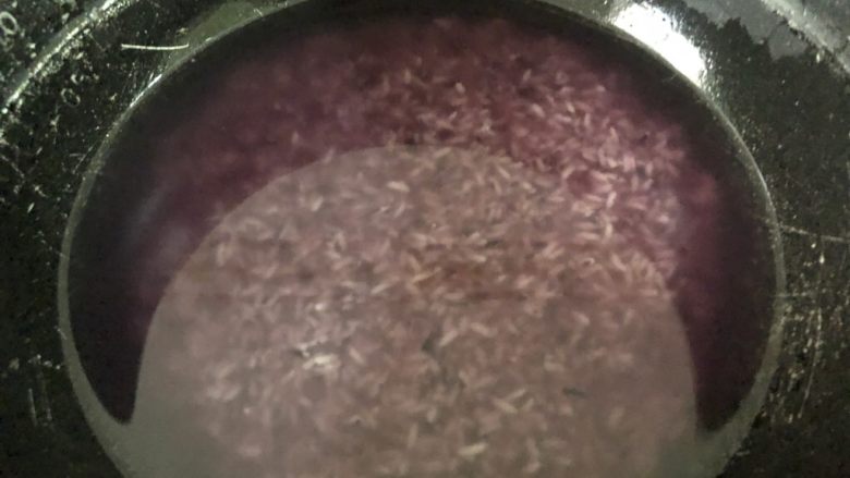 紫米饭团,加入适量的水盖上盖开始煮饭，（去准备其它材料）