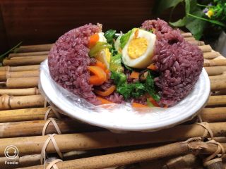 紫米饭团,可以整个拿着吃，也可以切开。