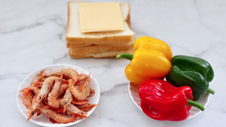 虾仁彩椒芝士三明治,首先备齐所有的食材，红虾提前洗净后蒸熟。