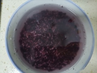 紫米饭团,紫米洗干净提前浸泡一夜