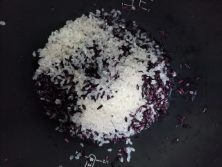 紫米饭团,早上把洗干净的大米和紫米一起放入电饭锅里