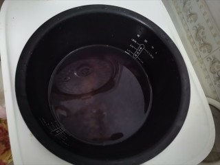 紫米饭团,加入适量的水按煮饭键煮40分钟