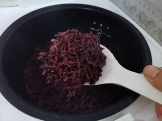 紫米饭团,时间到，煮好的紫米饭，米香浓郁