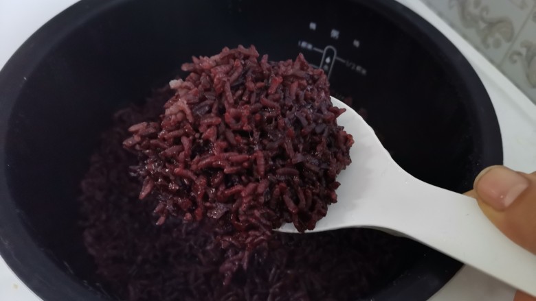 紫米饭团,时间到，煮好的紫米饭，米香浓郁