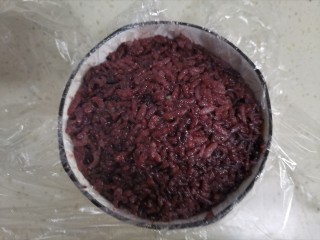 紫米饭团,再盖上一勺紫米饭压实