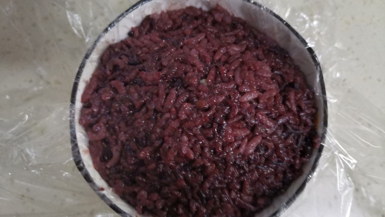 紫米饭团,再盖上一勺紫米饭压实