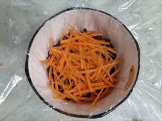 紫米饭团,放入胡萝卜丝