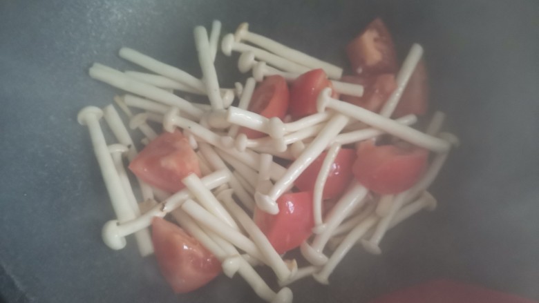 白玉菇豆腐汤,下入西红柿翻炒