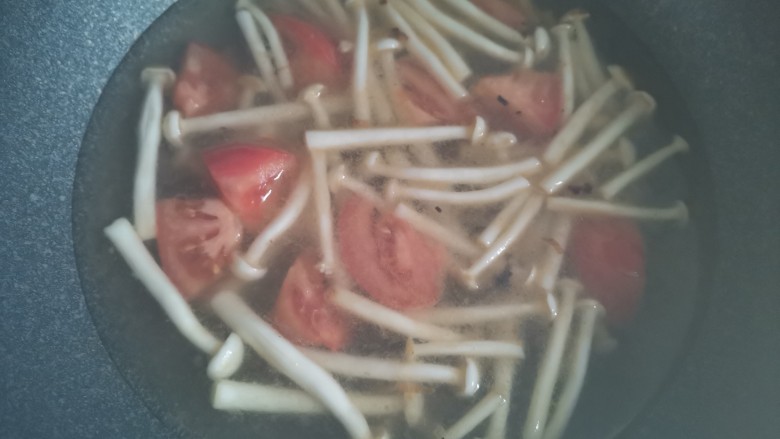 白玉菇豆腐汤,加入适量的水，大火煮开