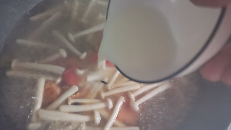 白玉菇豆腐汤,水开倒入淀粉水搅拌均匀继续煮