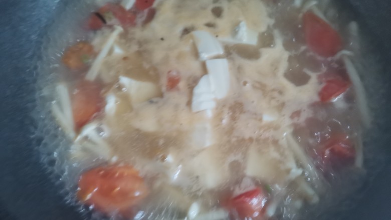 白玉菇豆腐汤,水开下入豆腐和鸡蛋