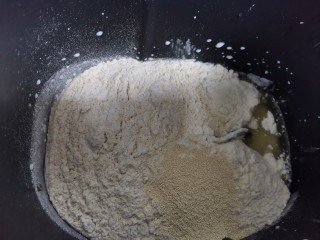 杂粮吐司,再称入全麦面包粉，高筋面粉和酵母