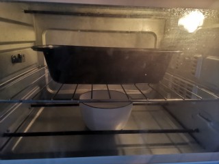 杂粮吐司,放入烤箱50度发酵40分钟，下面放一碗开水增加湿度