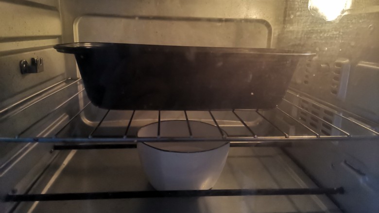 杂粮吐司,放入烤箱50度发酵40分钟，下面放一碗开水增加湿度