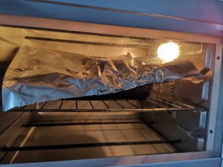 杂粮吐司,发酵好取出来，烤箱调整上下180度预热10分钟，再次放入上下火180度烤15分钟。观察面包上色后盖上锡纸