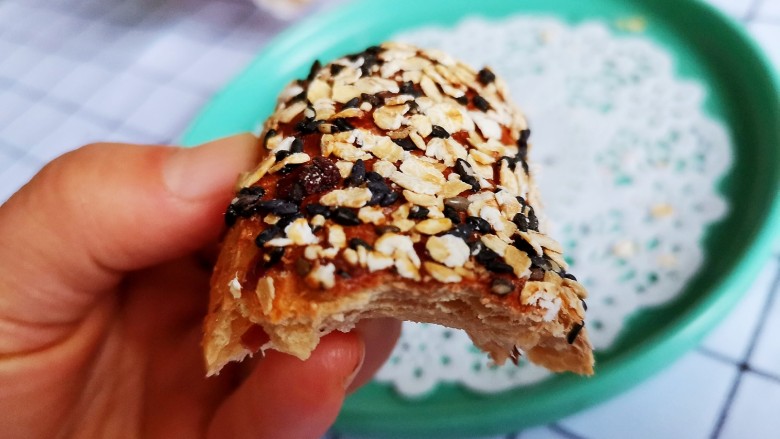 杂粮吐司,外面这层黑芝麻麦片烤的焦香酥脆，可好吃了