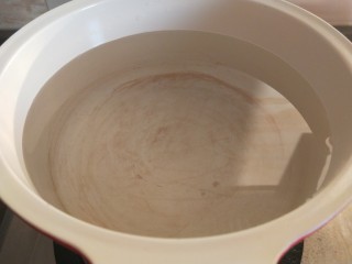 鸡蛋小米粥,锅中放入适量水烧开。