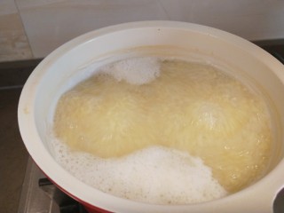 鸡蛋小米粥,倒入小米熬制7成熟。