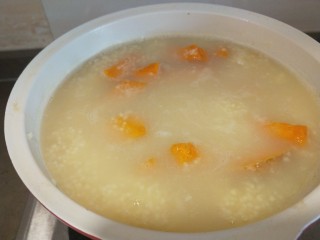 鸡蛋小米粥,早餐一碗鸡蛋小米粥养胃。