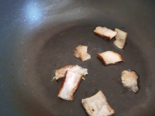 儿菜炒肉片,肥肉先放入锅中。