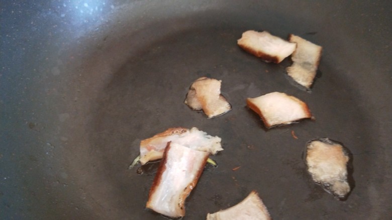 儿菜炒肉片,肥肉先放入锅中。