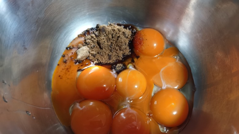 核桃枣糕,蛋清和蛋黄分开   蛋黄加10克红糖拌匀