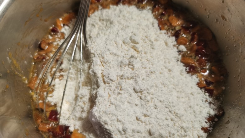 核桃枣糕,把步骤2和步骤3放在一起搅匀加入低粉和小苏打