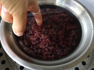 紫米饭团,紫米洗净，无需浸泡。像平时蒸米饭一样，加入米面一指节深度的水上锅隔水蒸40分钟。